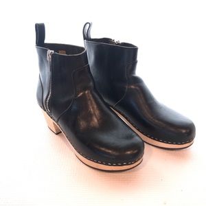 Swedish Hasbeens, Black Zip It Emy. Size 40